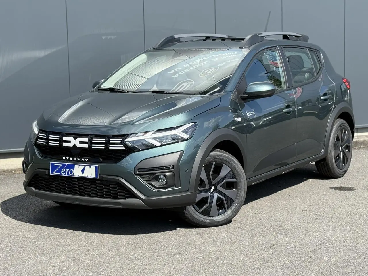 Dacia Sandero Stepway 2025 Vert Cèdre en 3/4 avant droit avec jantes 16 pouces et toit ouvrant électrique visible