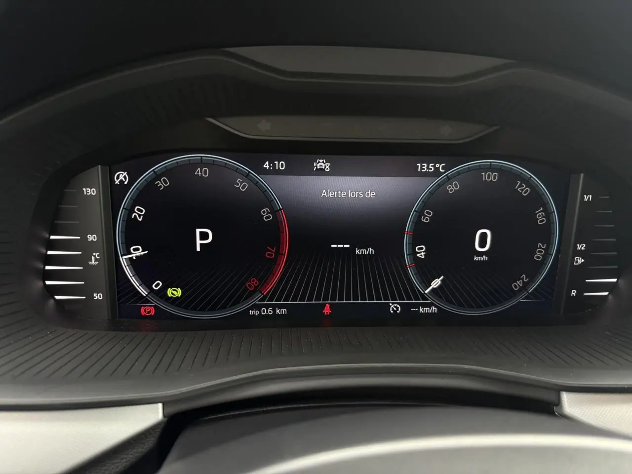 Affichage numérique du tableau de bord du Skoda Kamiq TSI 110 DSG Ambition, avec vitesse et température visibles.