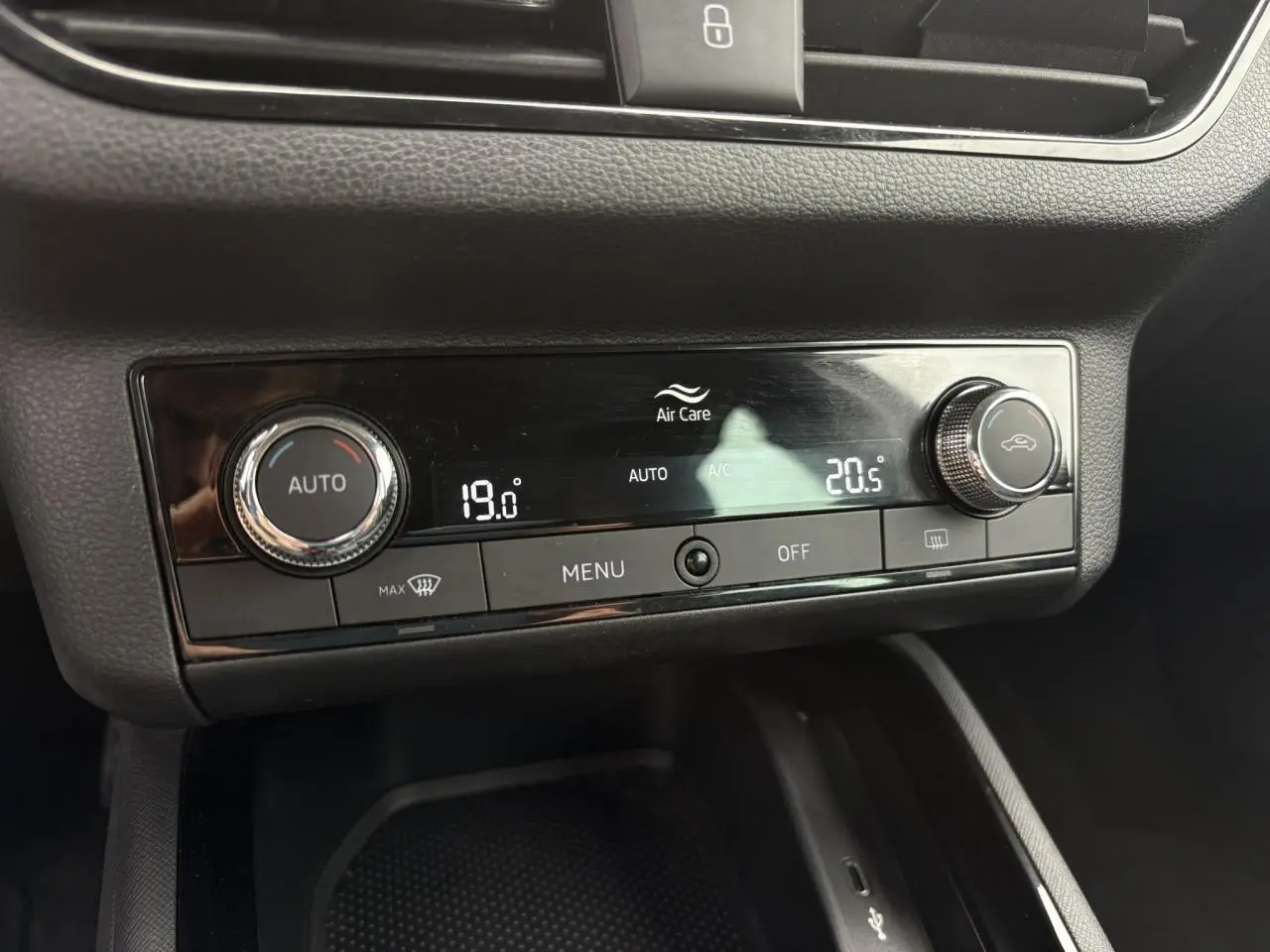 Panneau de climatisation automatique bi-zone du Skoda Kamiq 2024 avec affichage digital et commandes rotatives.