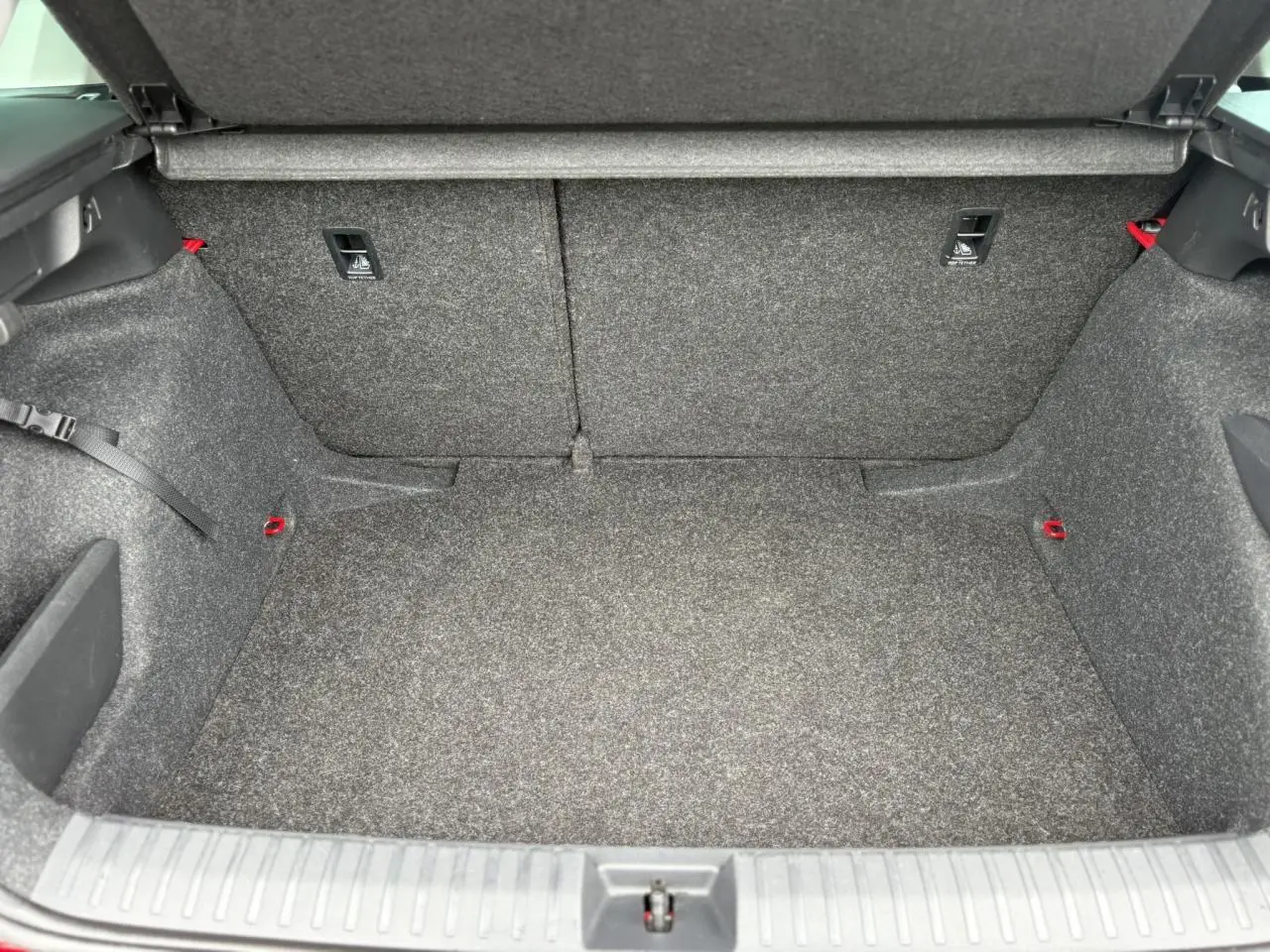 Coffre spacieux et vide de la Skoda Kamiq TSI 110 DSG Ambition, revêtement gris et ouverture vue de dessus.