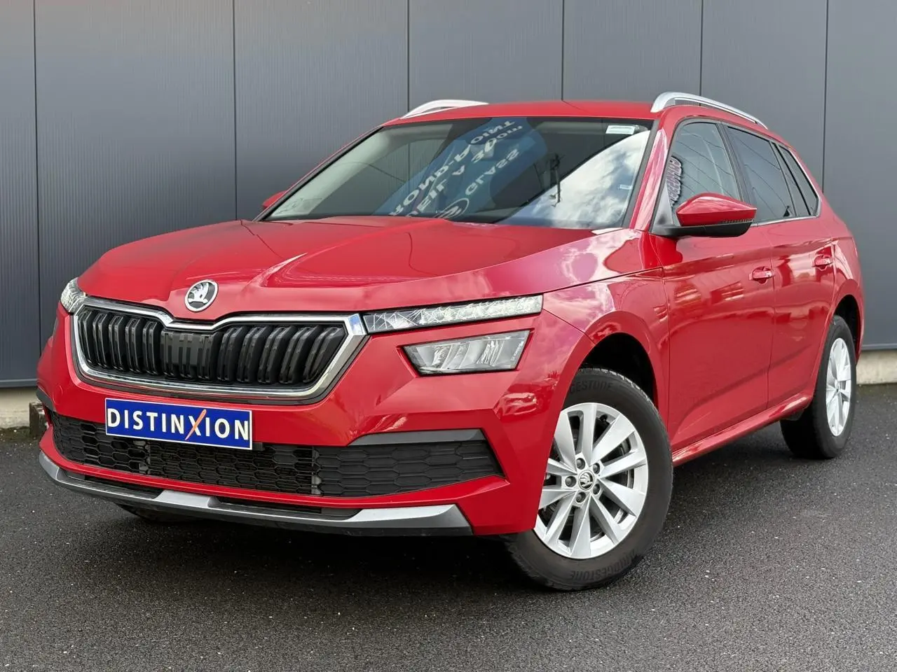 SKODA KAMIQ rouge Velvet en 3/4 avant droit, avec calandre chromée et jantes alliage 16 pouces visibles.