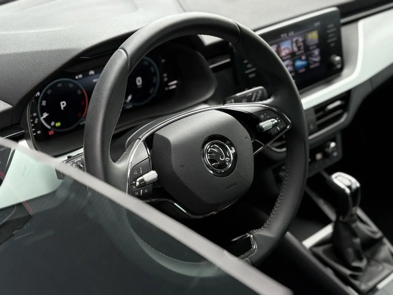 Vue rapprochée du volant cuir multifonctions et du tableau de bord digital du Skoda Kamiq TSI 110 DSG Ambition.