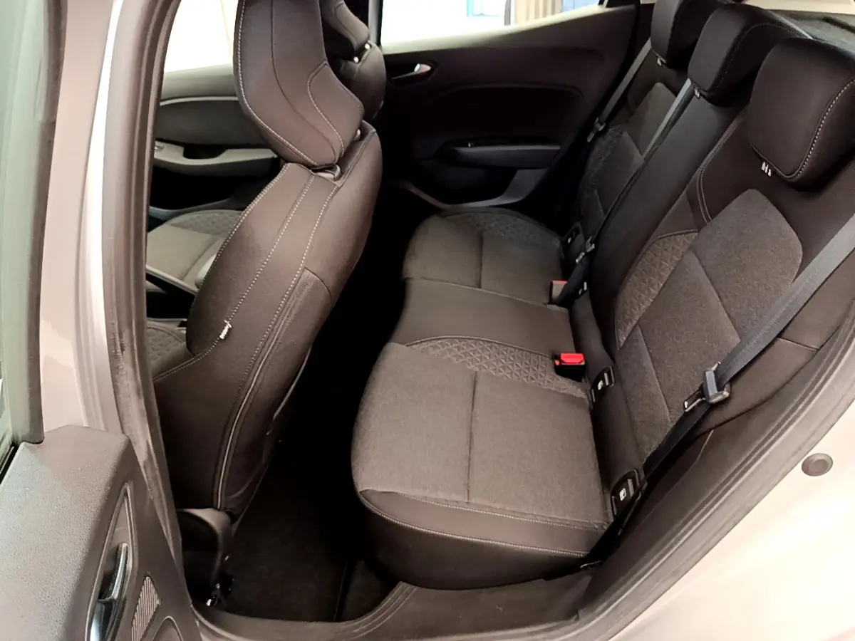 Vue intérieure côté droit sur la banquette arrière grise de la Renault Clio Business TCe 100 de 2020.