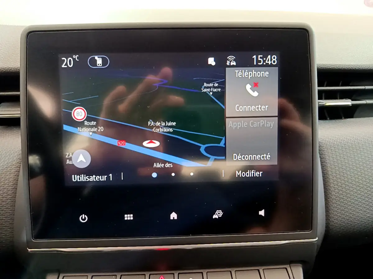 Écran tactile central de navigation 7 pouces de Renault Clio Business TCe 100 2020, affichage carte et options téléphone.