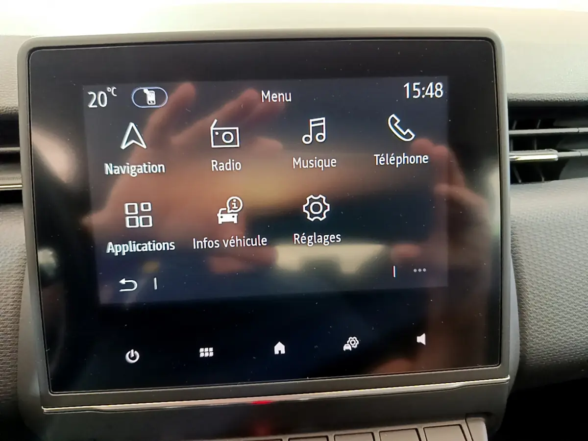 Écran tactile central de la Renault Clio Business TCe 100 2020 affichant le menu principal avec navigation et réglages.