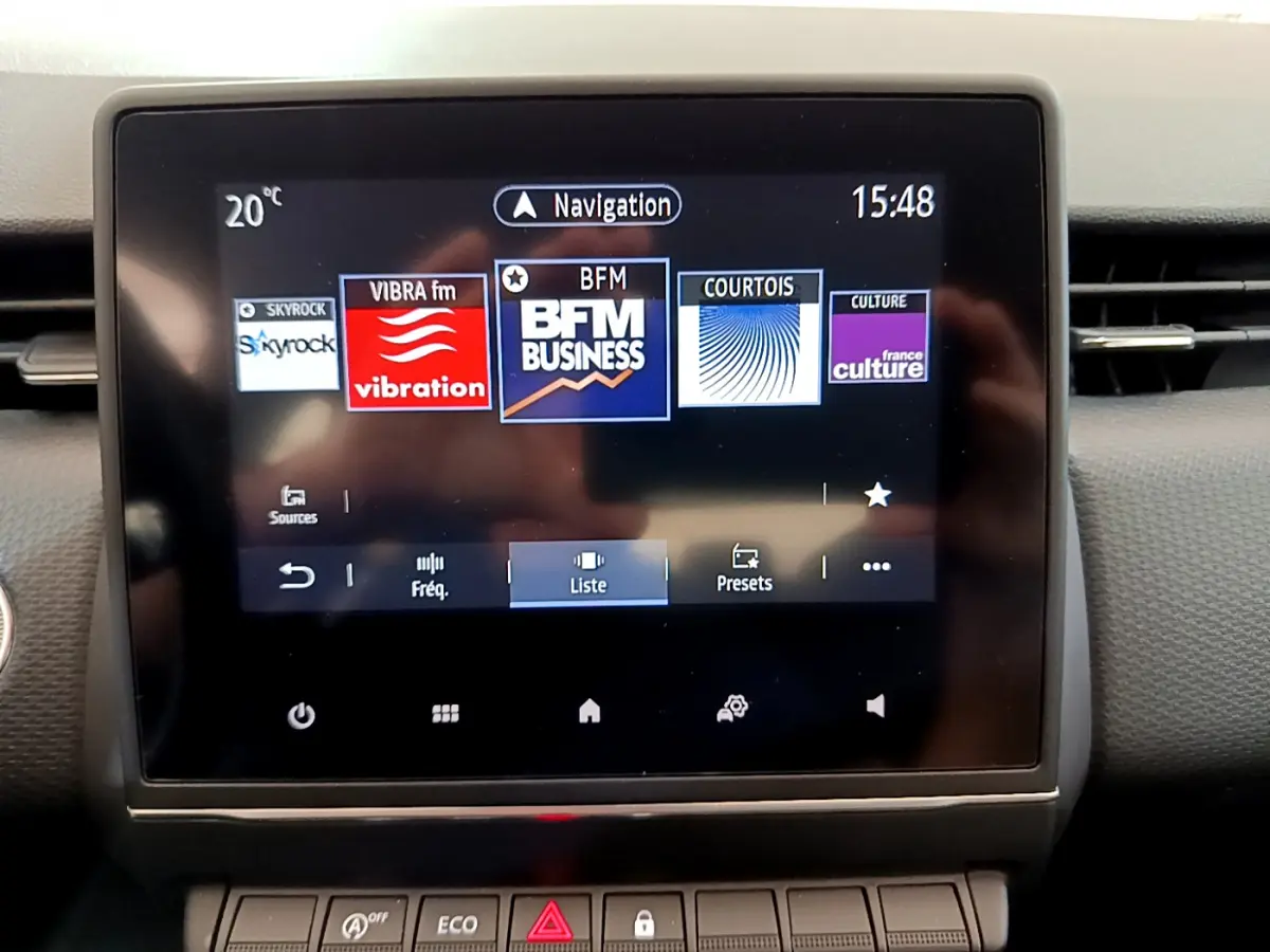 Écran tactile central de la Renault Clio Business TCe 100 2020 affichant les stations radio avec tableau de bord gris.