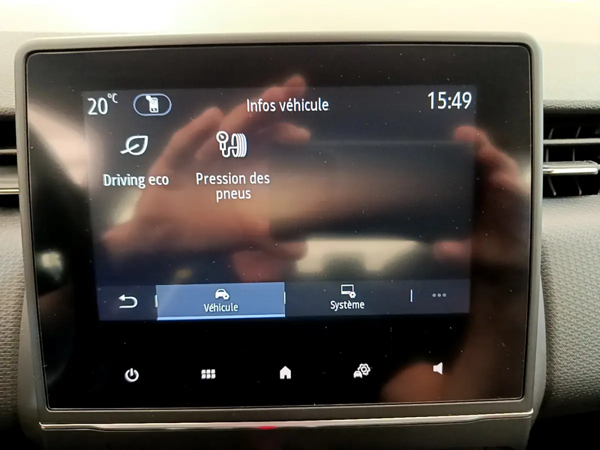 Écran tactile central du tableau de bord de la Renault Clio Business TCe 100 2020 affichant la pression des pneus et l'info driving eco.