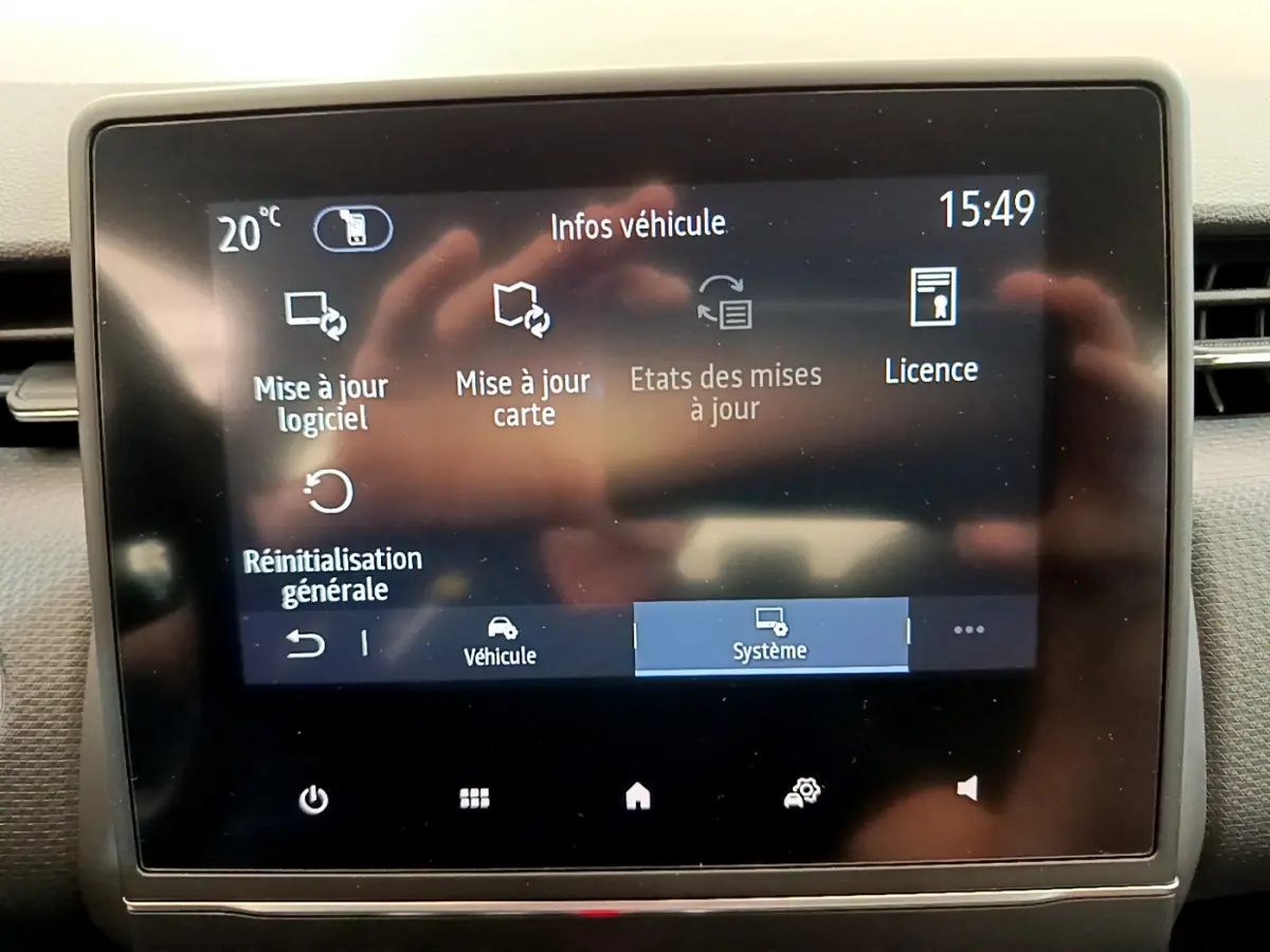 Écran tactile central affichant les options de mise à jour du système dans une Renault Clio Business TCe 100 de 2020.