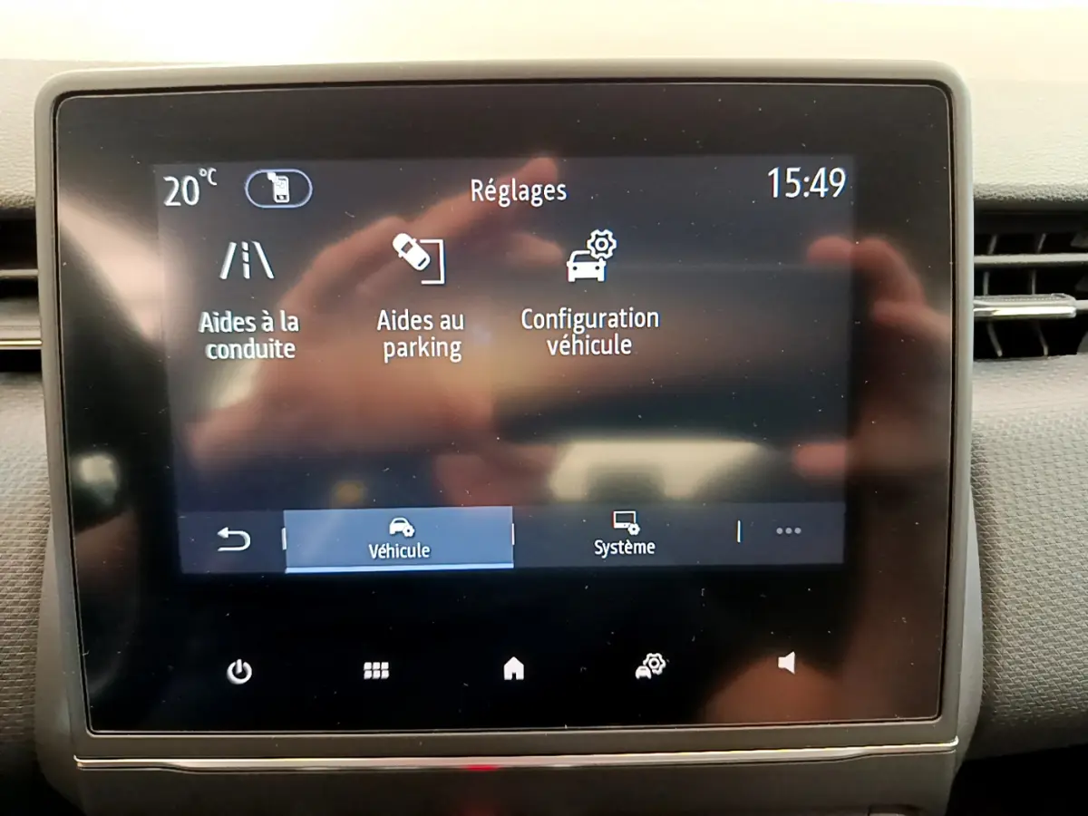 Écran tactile central de la Renault Clio Business TCe 100 2020 affichant les aides à la conduite et au parking.