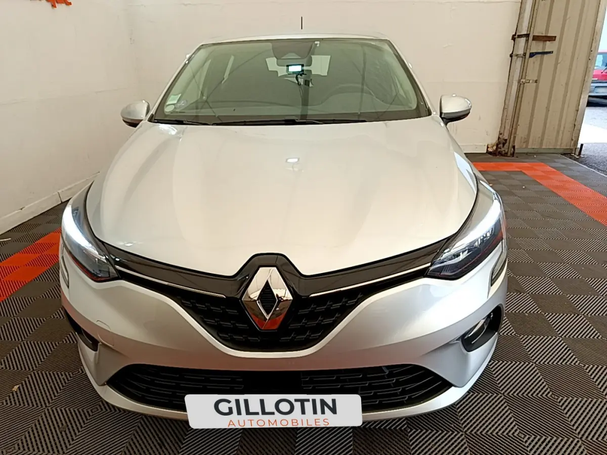 Vue frontale d'une Renault Clio Business TCe 100 gris clair avec phares LED allumés en intérieur.