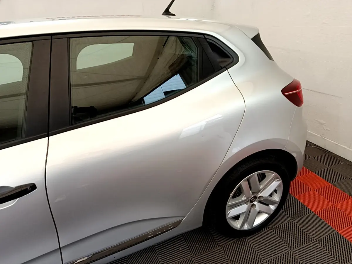 Vue latérale droite sur l'arrière d'une Renault Clio Business TCe 100 gris clair avec jante alliage et feux arrière LED.