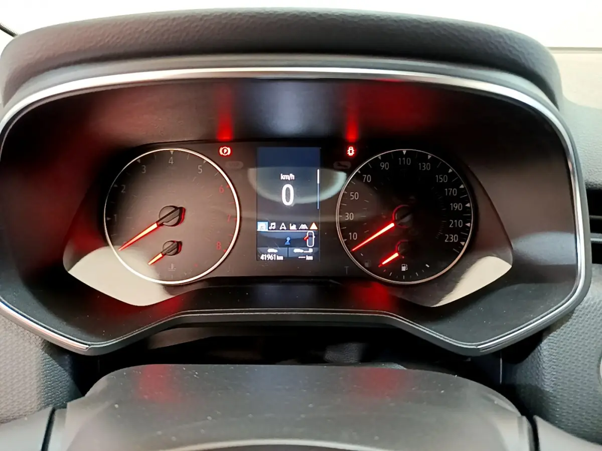 Tableau de bord de Renault Clio Business TCe 100 2020, affichage numérique central et compte-tours analogique.