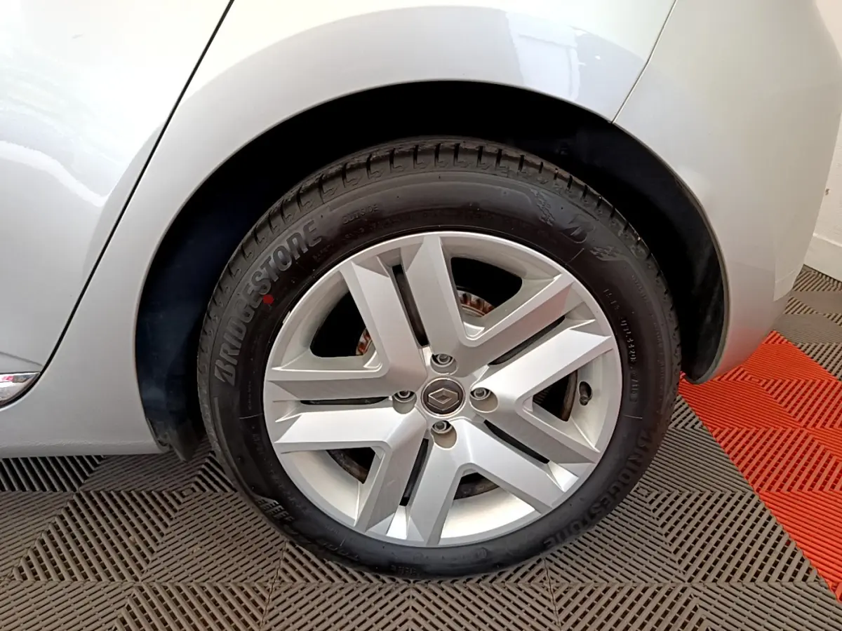 Gros plan sur la roue arrière droite gris clair de la Renault Clio Business TCe 100 avec jante alliage et pneu Bridgestone.