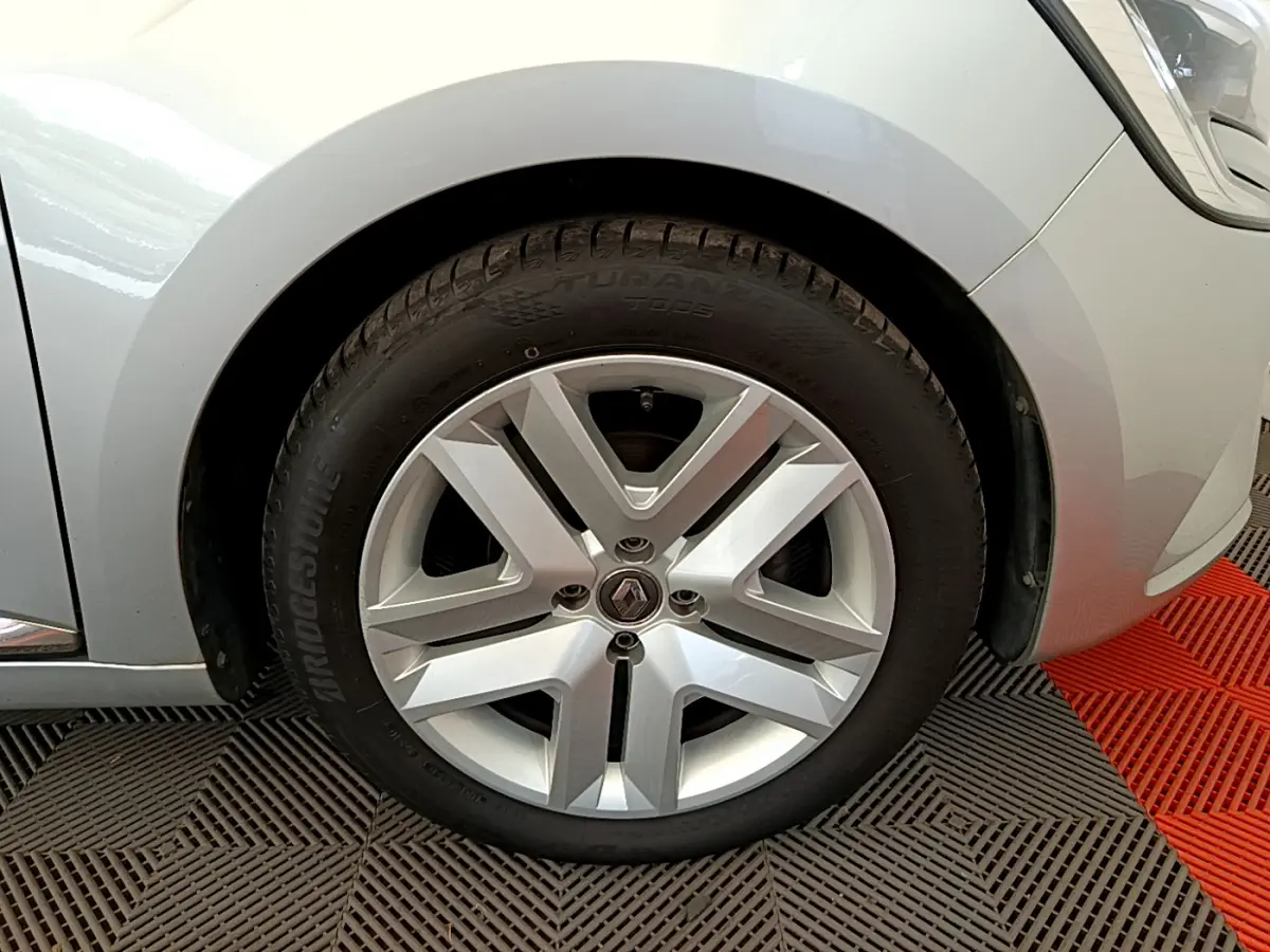 Gros plan sur la roue avant droite gris clair d'une Renault Clio Business TCe 100 2020 avec jante alliage à cinq branches.