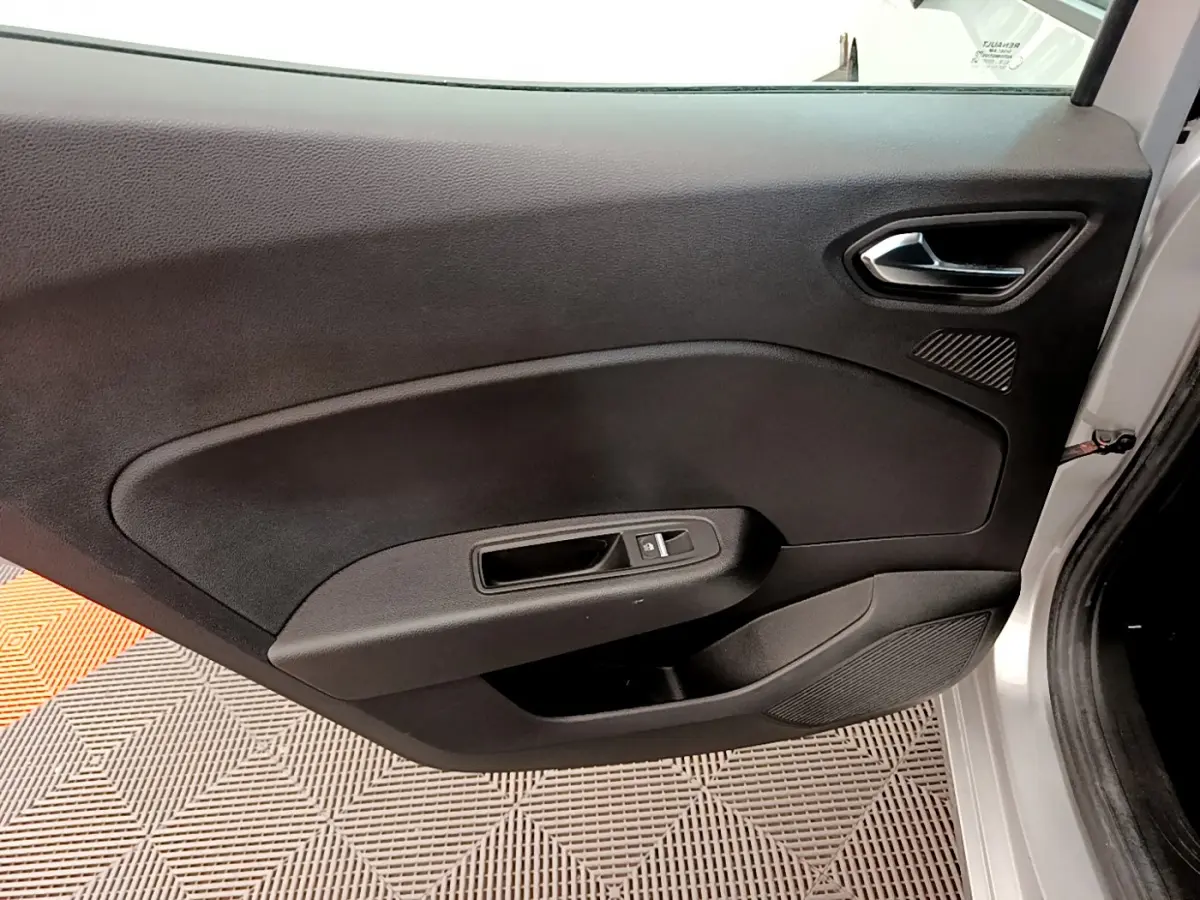 Vue intérieure de la porte avant droite gris clair de la Renault Clio Business TCe 100 avec poignée et commande de vitre électrique