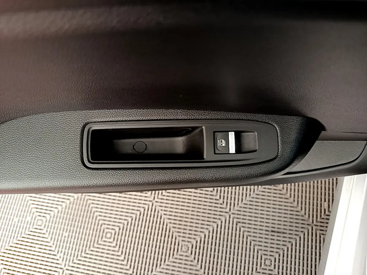 Bouton de verrouillage centralisé sur la porte intérieure côté conducteur d'une Renault Clio gris clair 2020.