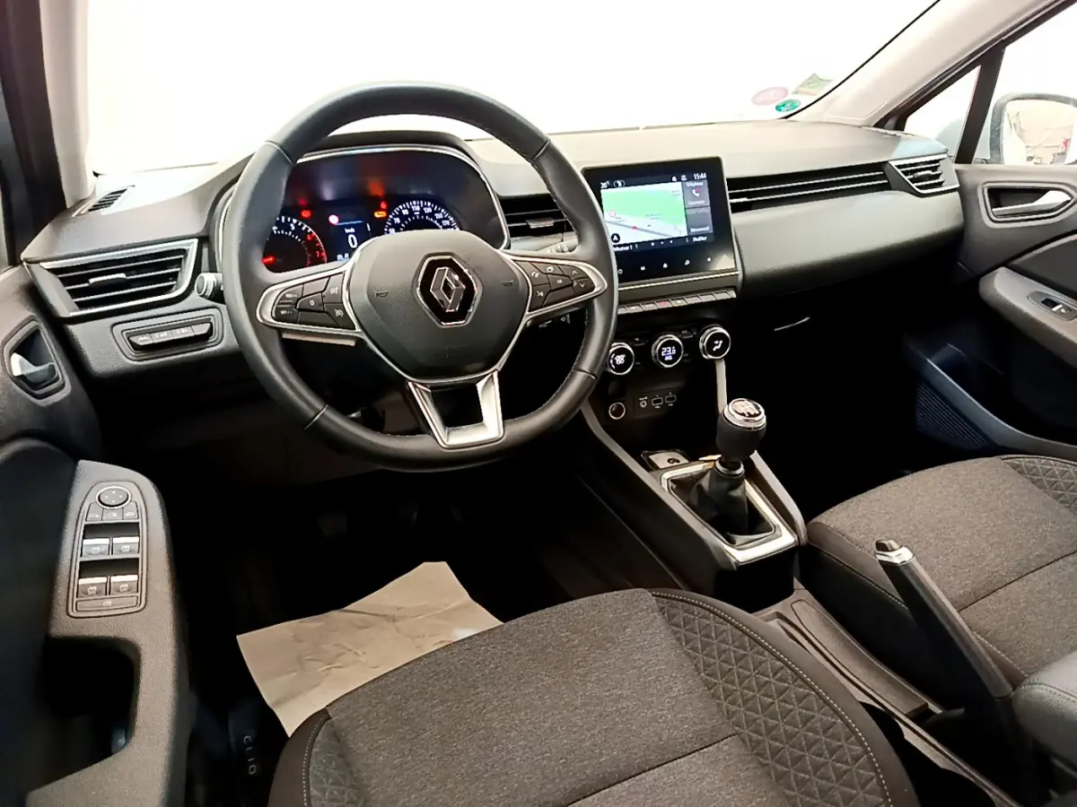 Vue intérieure avant de la Renault Clio Business TCe 100 2020, tableau de bord noir avec écran tactile et volant cuir noir.