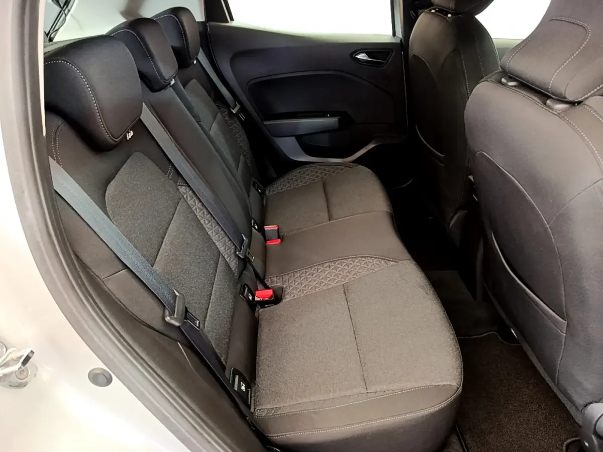 Vue latérale droite des sièges arrière gris foncé de la Renault Clio Business TCe 100 de 2020 avec ceintures et appuie-têtes.