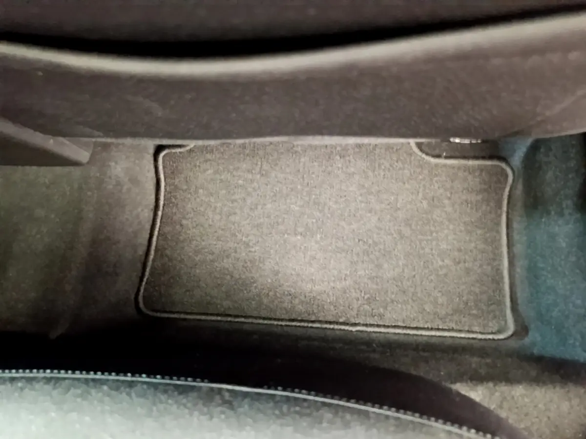 Tapis de sol gris foncé côté passager avant de la Renault Clio Business TCe 100 de 2020.