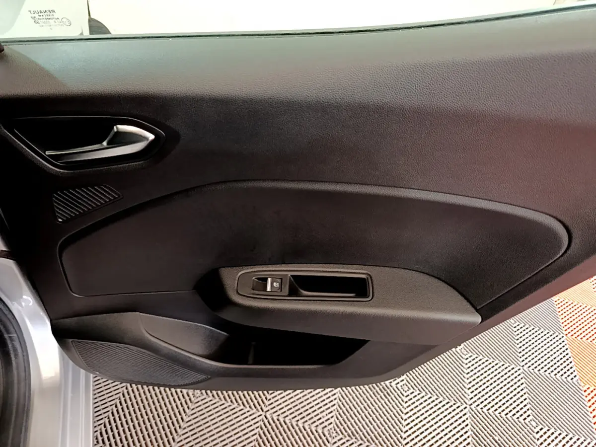 Porte intérieure côté gauche noire de Renault Clio Business TCe 100 2020, avec poignée argentée et commande de vitre électrique.