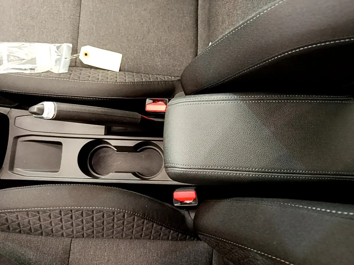 Vue rapprochée de la console centrale et frein à main de la Renault Clio Business TCe 100 2020 en tissu gris foncé.