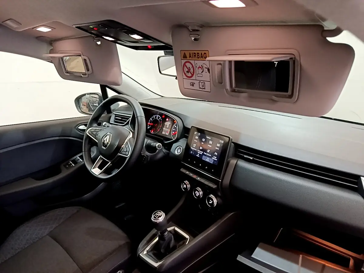 Intérieur Renault Clio Business TCe 100 2020, vue côté conducteur, volant cuir, écran tactile et boîte manuelle visibles.