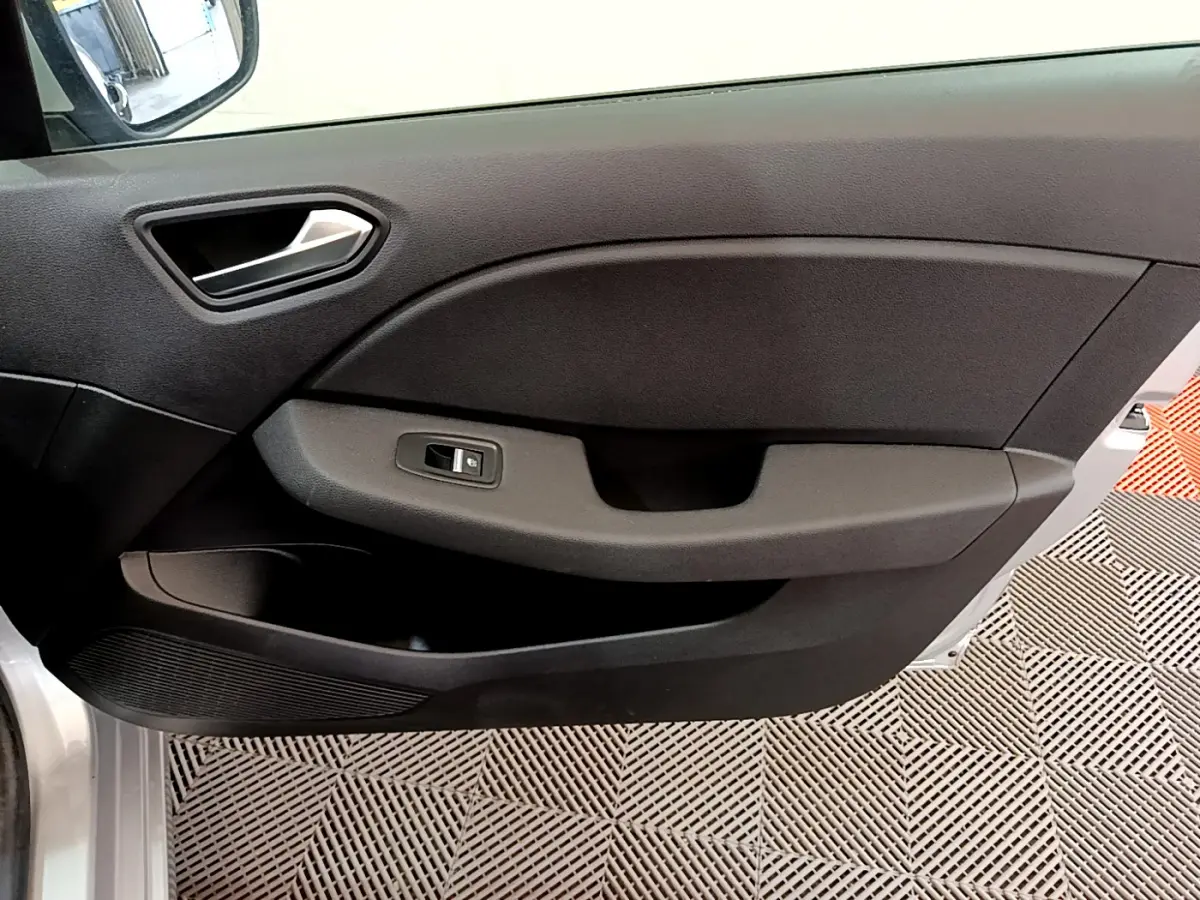 Vue intérieure côté gauche de la porte avant d'une Renault Clio Business TCe 100 2020, garniture noire avec poignée argentée.