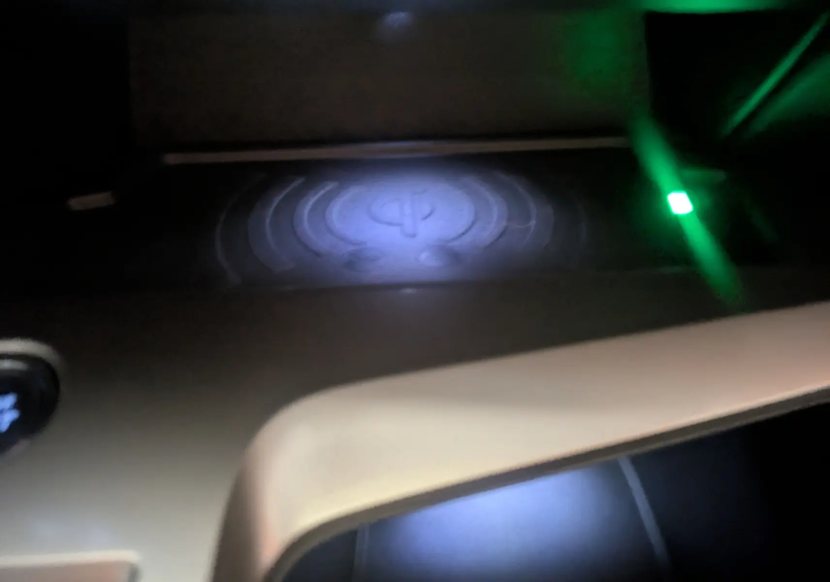 Surface de recharge sans fil éclairée dans l'habitacle de la Peugeot 308 2025 gris Artense, version diesel automatique Allure.