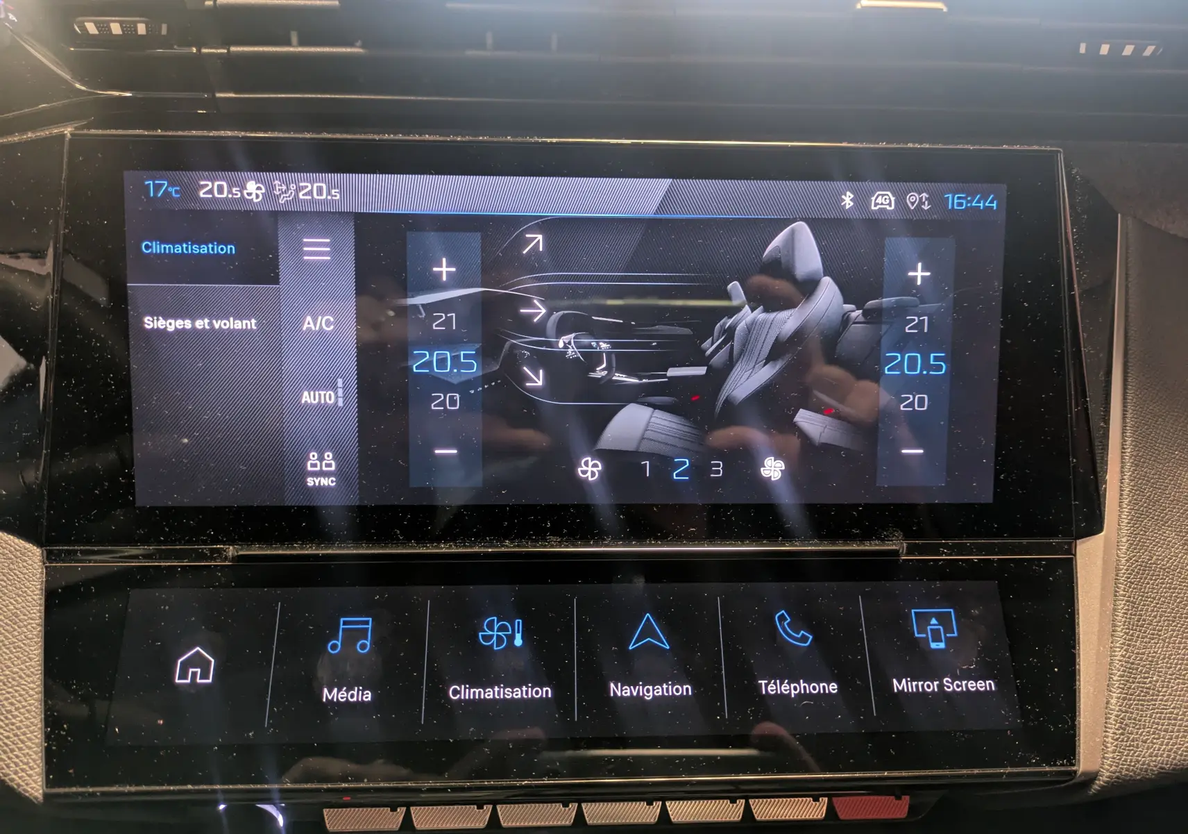 Écran tactile central du Peugeot 308 2025 en gris Artense, affichant les réglages de climatisation et sièges chauffants.