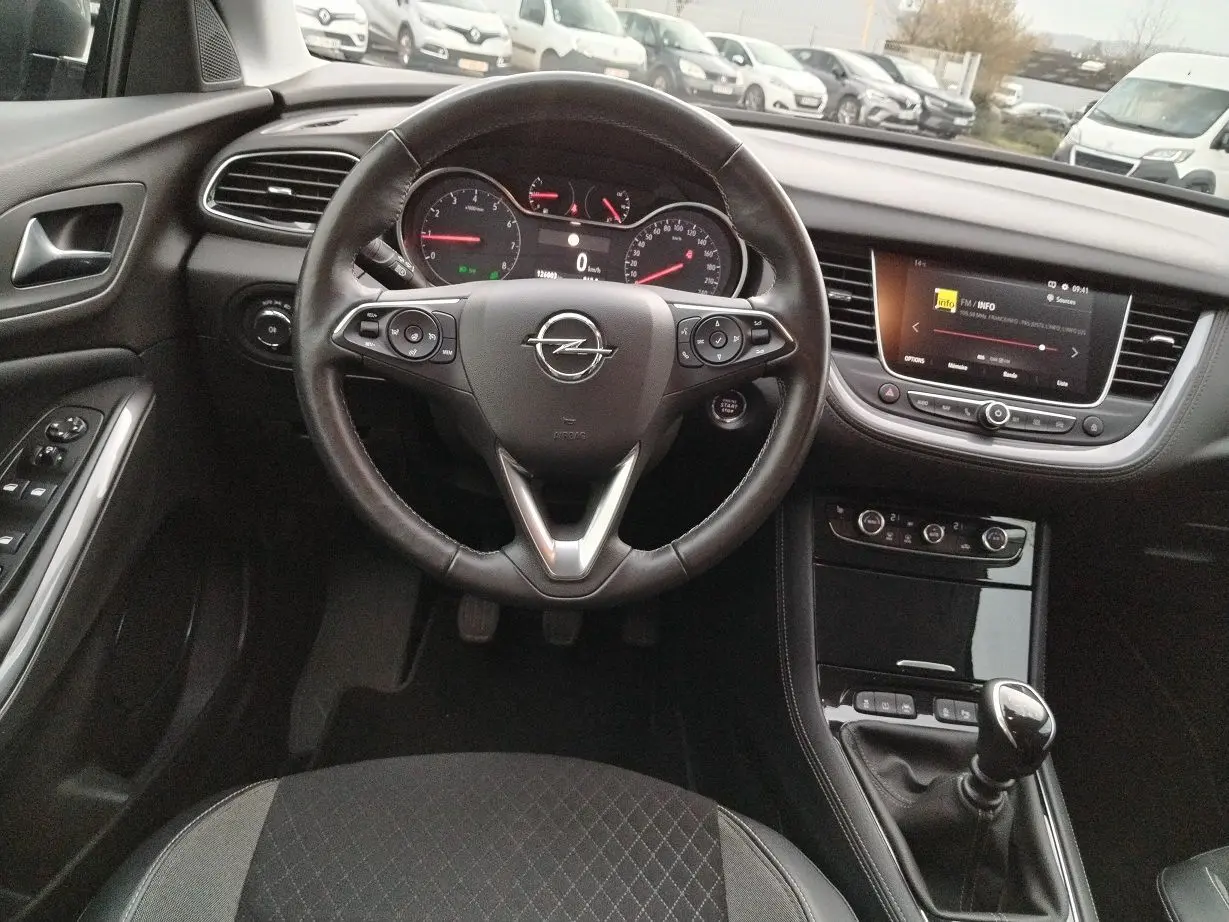 Vue intérieure centrée sur le volant Opel Grandland X 2019, tableau de bord et levier de vitesse manuel visibles.