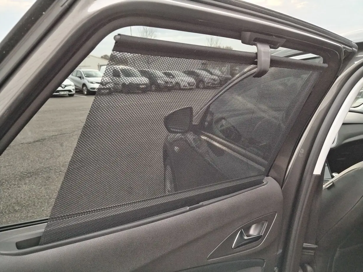 Store pare-soleil noir installé sur la porte arrière côté droit d'un Opel Grandland X gris platinium de 2019.