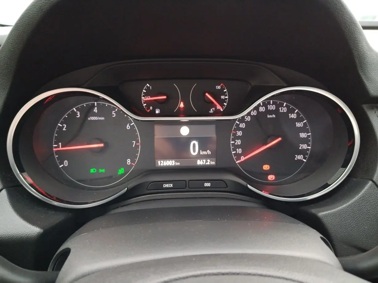 Vue rapprochée du tableau de bord de l'Opel Grandland X gris platinium, affichant le compteur et les voyants allumés.