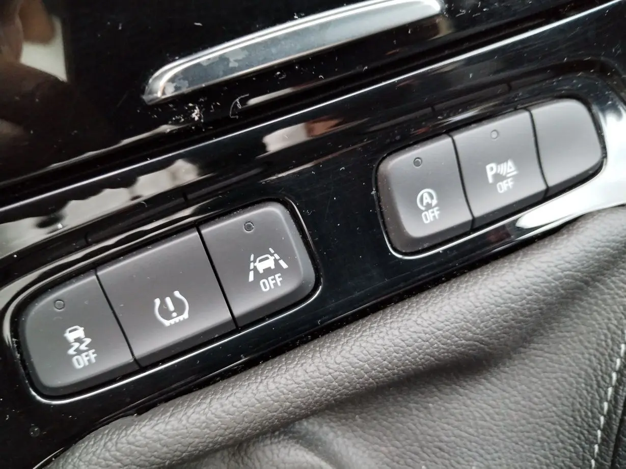 Gros plan sur les boutons de commande du tableau de bord noir de l'Opel Grandland X gris platinium, version 2019.
