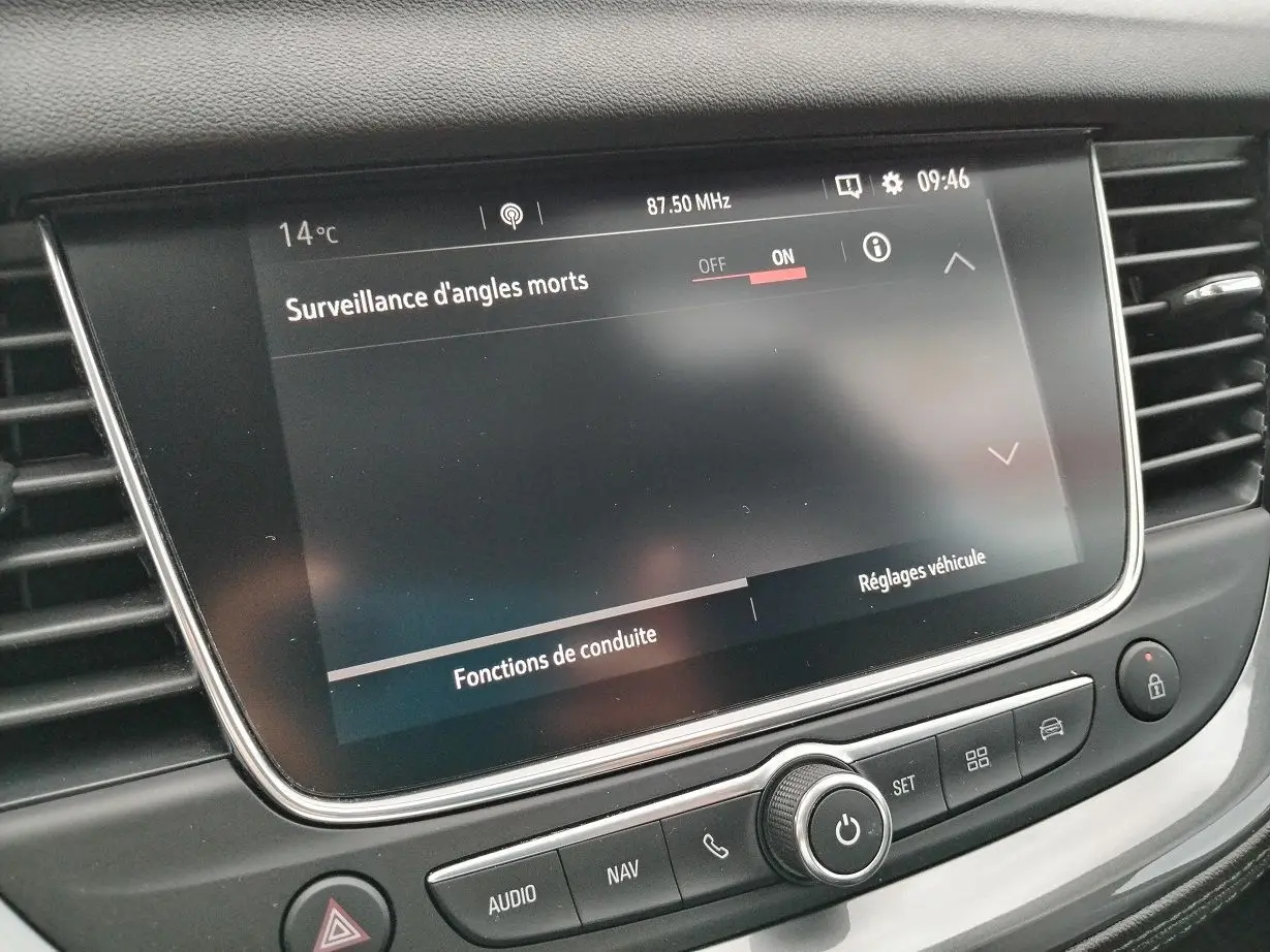 Écran tactile central de l'Opel Grandland X 2019 affichant la surveillance d'angles morts activée.