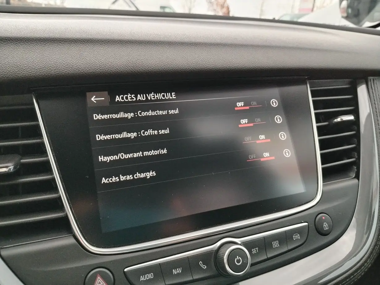 Écran tactile central intérieur de l’Opel Grandland X 2019 affichant les options d’accès au véhicule et hayon motorisé.