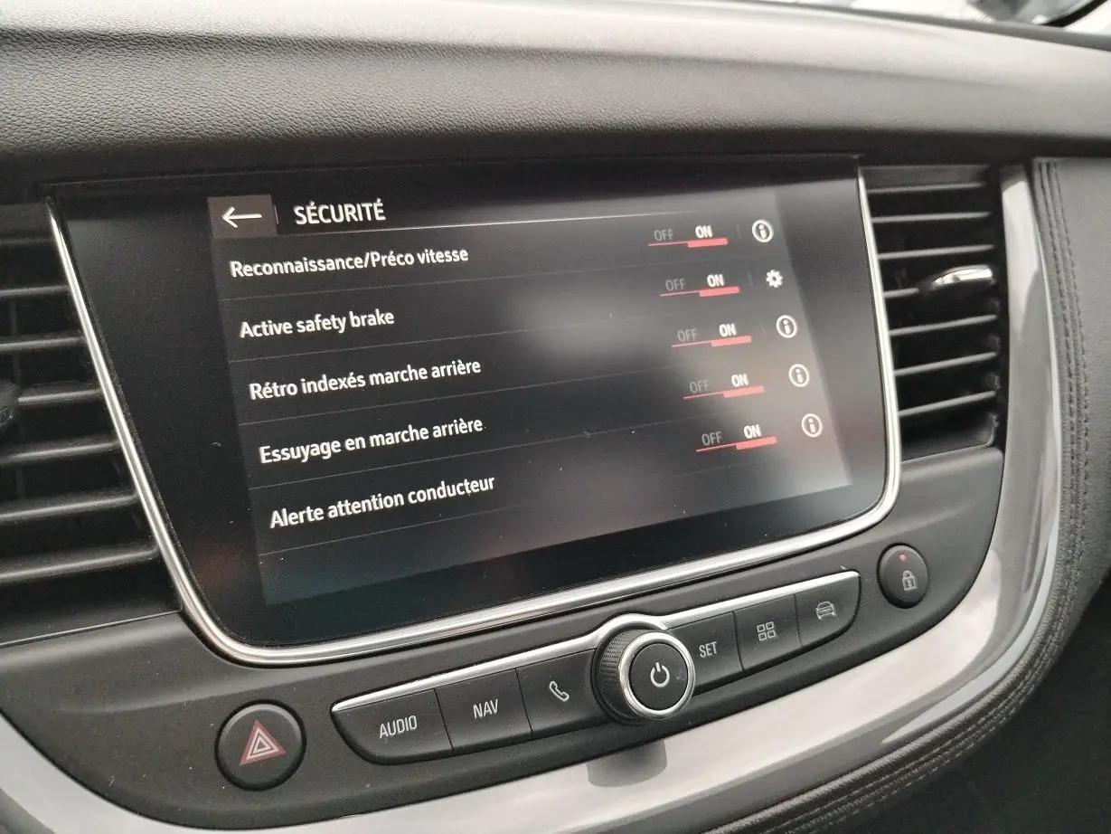 Écran tactile central affichant les réglages de sécurité dans l'habitacle d'un Opel Grandland X gris platinium.