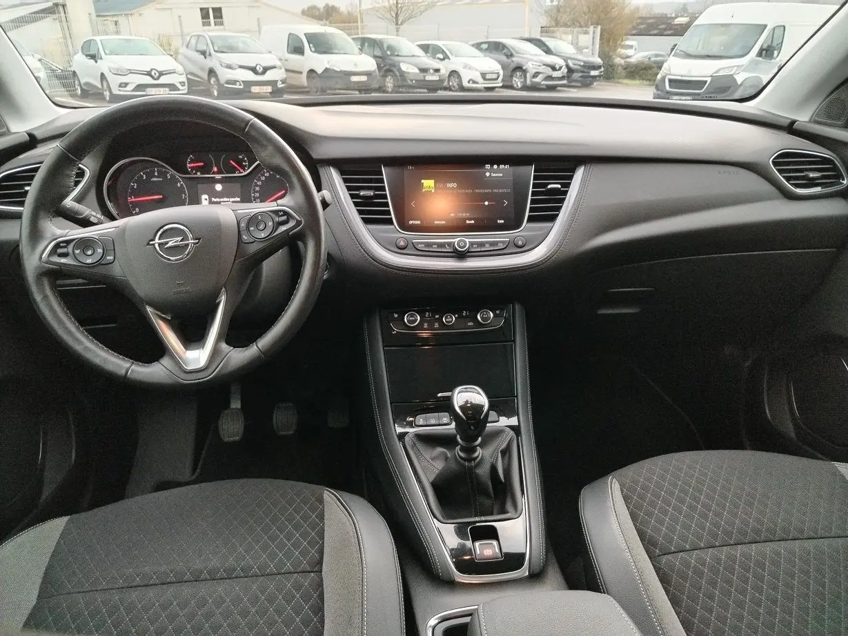Intérieur de l'Opel Grandland X 1.5 CDTI 2019, vue frontale du tableau de bord et volant cuir avec levier de vitesses manuel.