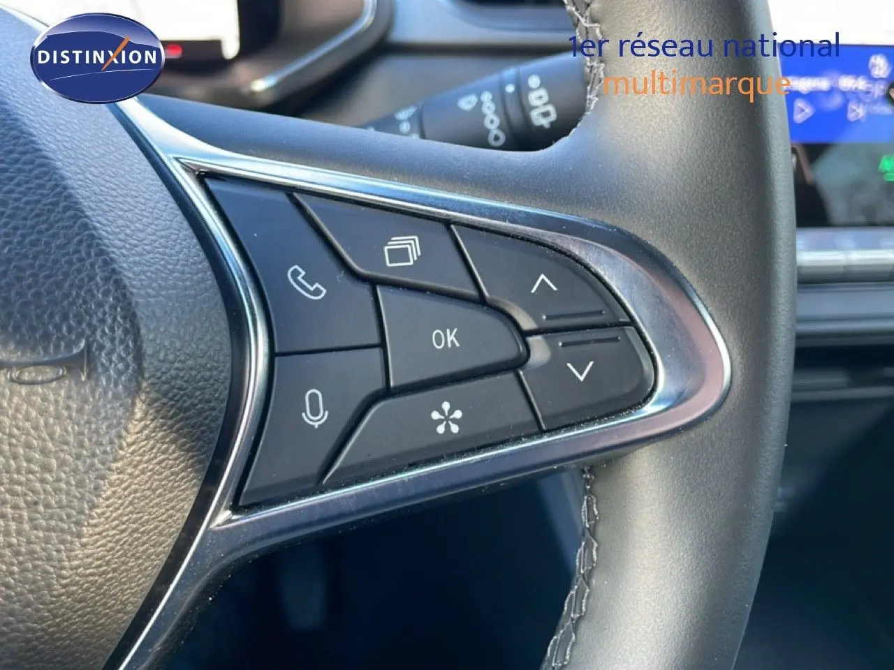 Gros plan sur les commandes au volant du Renault Captur 2025, finition Techno, avec volant cuir et boutons multifonctions.