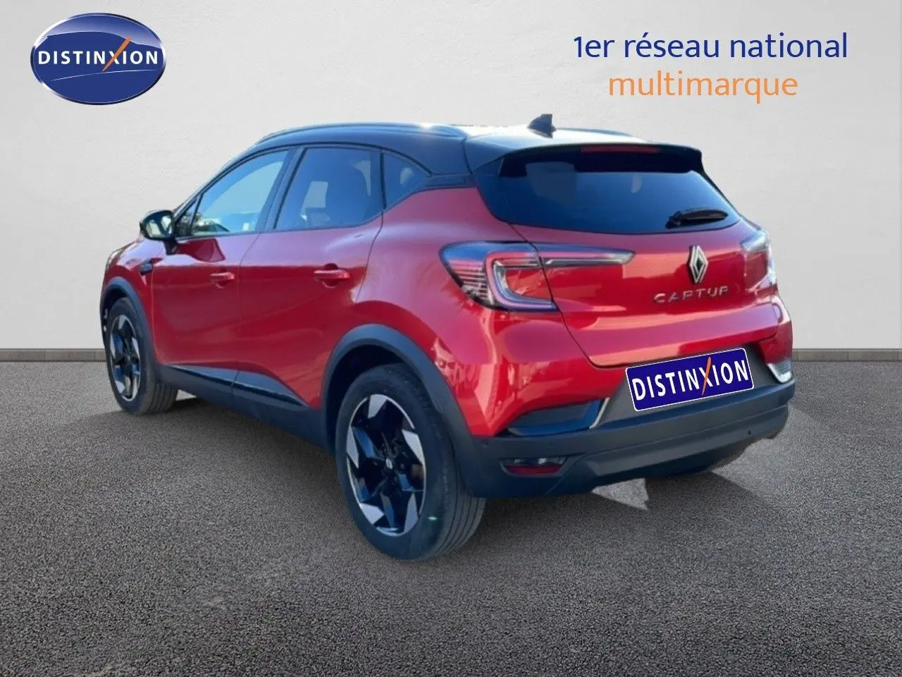 Vue 3/4 arrière droite d'un Renault Captur 2025 rouge désir métal avec toit noir et jantes noires biton.