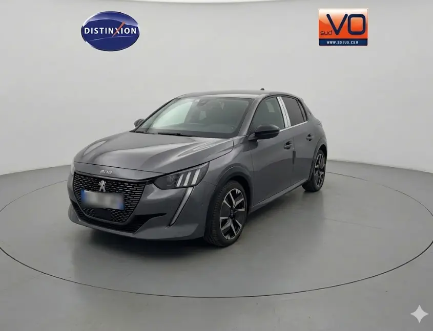 Peugeot 208 Hybrid 110 e-DCS6 GT gris vue 3/4 avant droit avec jantes alliage 17 pouces et antenne requin.