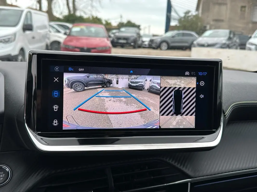 Écran tactile intérieur montrant la caméra de recul avec vue arrière et vue 360° du Peugeot 208 gris hybride.