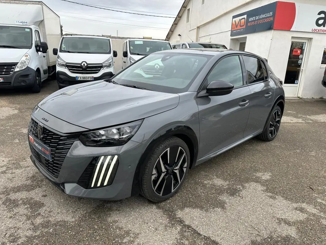Peugeot 208 Hybrid 110 gris vue 3/4 avant droit, avec phares LED et jantes alliage 17 pouces distinctives.