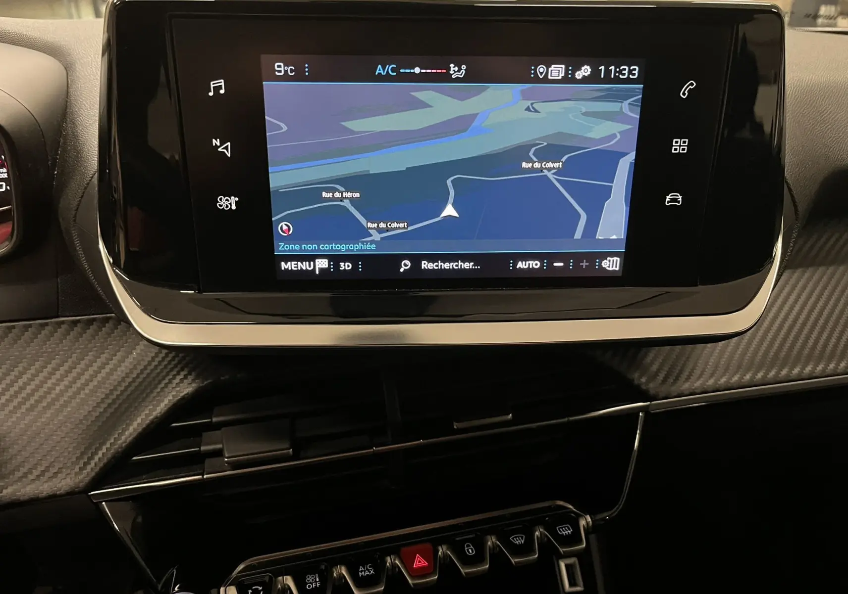 Écran tactile central avec navigation GPS affichée dans l’habitacle noir d’un Peugeot 2008 gris alu, version Active Business.