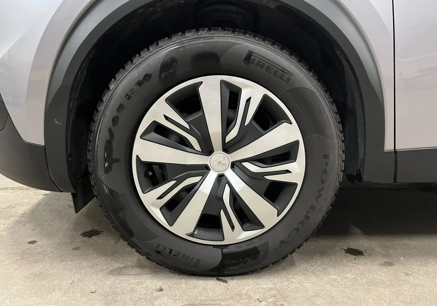 Gros plan sur la roue avant droite d’un Peugeot 2008 gris alu, avec jante alliage et pneu Pirelli Powergy.