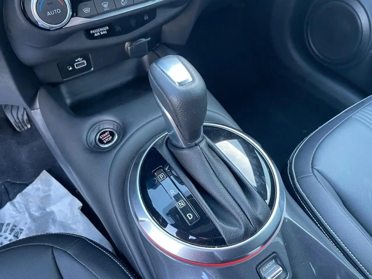 Gros plan sur le levier de vitesses automatique noir et argenté du Nissan Juke II 2024, avec bouton Start/Stop visible.