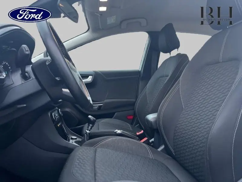 Vue intérieure côté conducteur du Ford Puma 1.5 EcoBlue 2020, sièges sport tissu noir avec surpiqûres blanches.