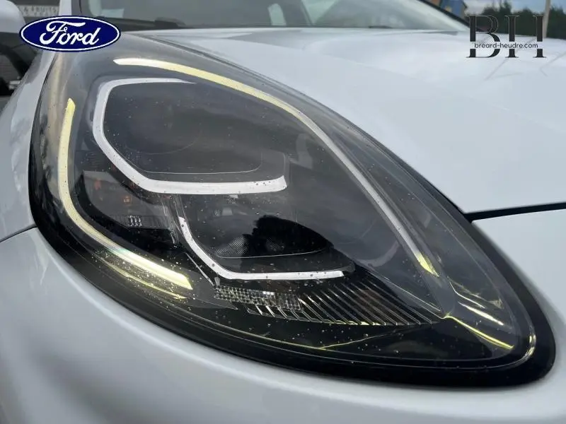 Gros plan sur le phare avant droit du Ford Puma blanc Glacier, mettant en valeur son design LED distinctif.