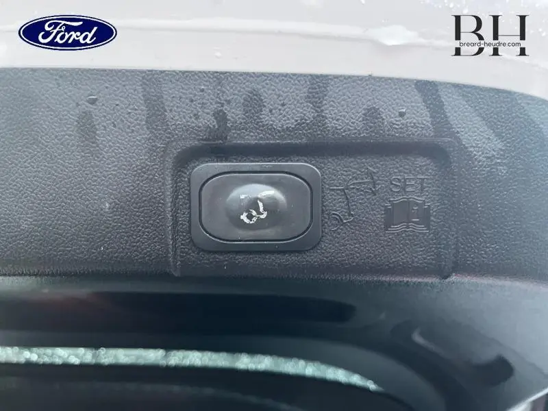 Bouton de hayon électrique mains libres sur le bord intérieur du coffre du Ford Puma blanc Glacier 2020.