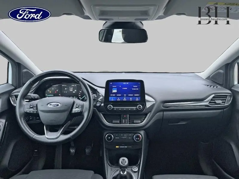 Vue frontale de l'intérieur noir du Ford Puma 2020 avec volant cuir multifonction et écran tactile central bleu.