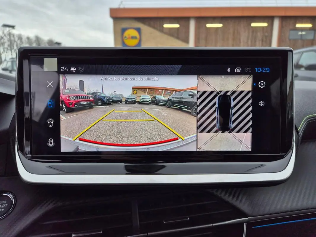 Écran tactile du Peugeot 208 Hybrid gris montrant la caméra de recul avec vue arrière et top-down du véhicule.